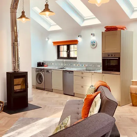 Bream Loft, Dog Friendly, Wood Burner, Walking Distance To Holiday home *